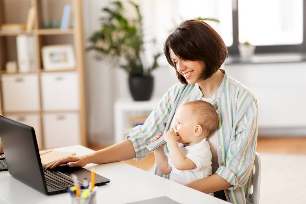 работающая мать с маленьким мальчиком и ноутбуком дома - Фото, изображение