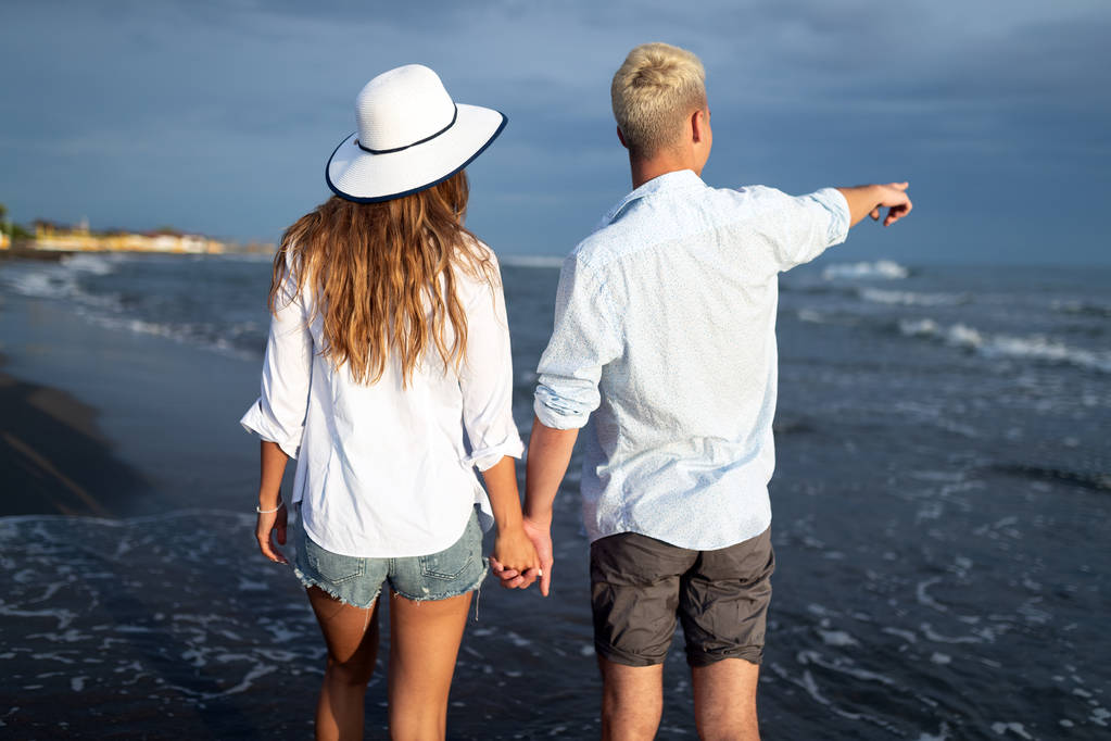 gelukkig romantisch paar hebben plezier en liefde op het strand - Foto, afbeelding