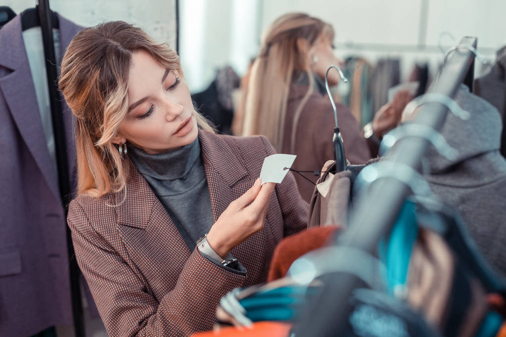 Businesswoman controllo cartellino del prezzo durante lo shopping dopo il lavoro
 - Foto, immagini