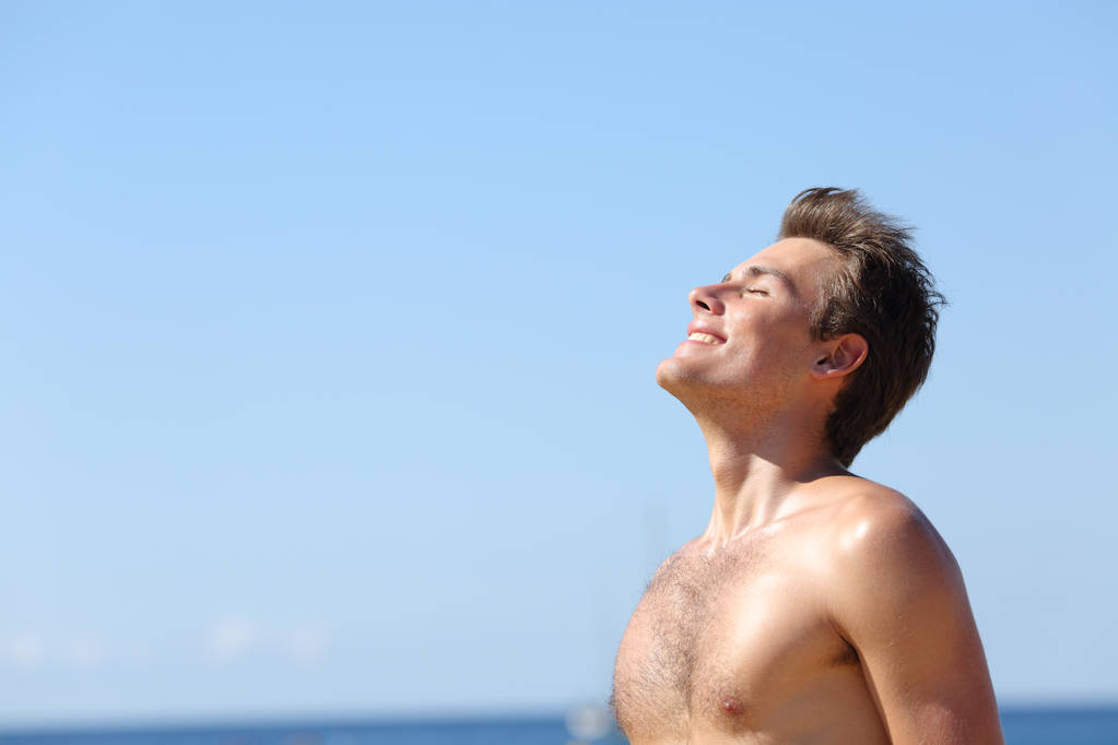 Ευτυχισμένος άνθρωπος αναπνέει βαθιά φρέσκο αέρα στην παραλία - Φωτογραφία, εικόνα