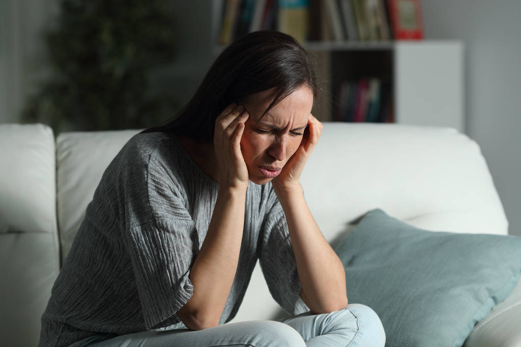 Žena doma trpící migréna v noci - Fotografie, Obrázek