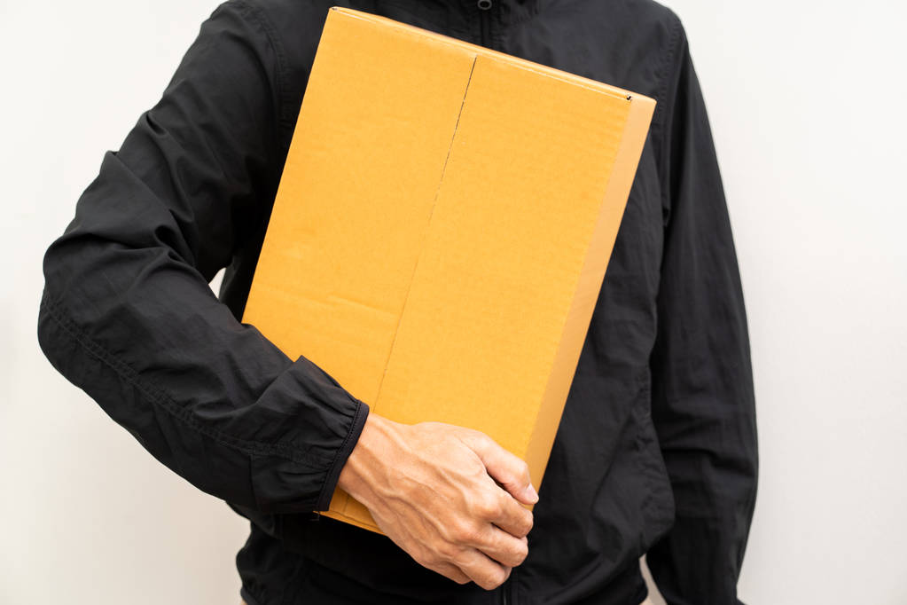Tunnistamaton mies toimitus laatikko paketti
 - Valokuva, kuva