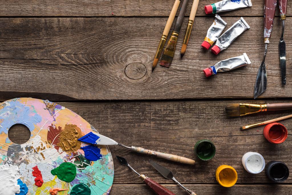 верхний вид инструментов рисования и цветовой палитры на деревянной поверхности с копировальным пространством
 - Фото, изображение