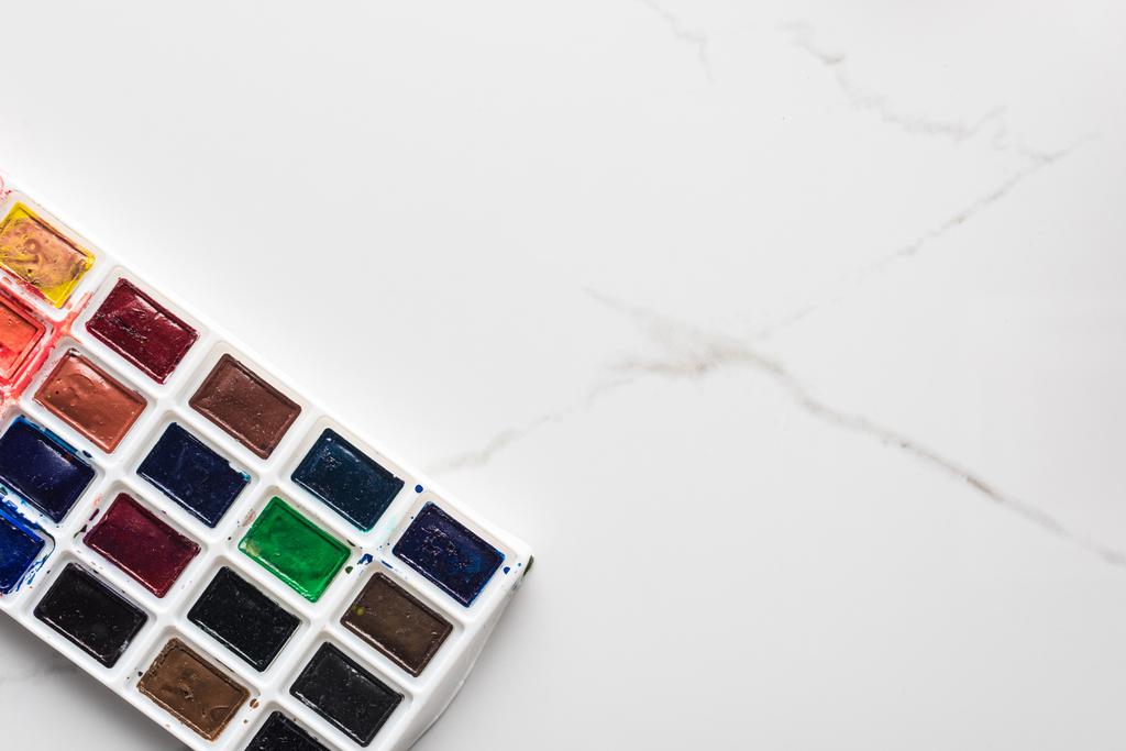 kopya alanı ile mermer beyaz yüzey üzerinde suluboya boyama paleti - Fotoğraf, Görsel