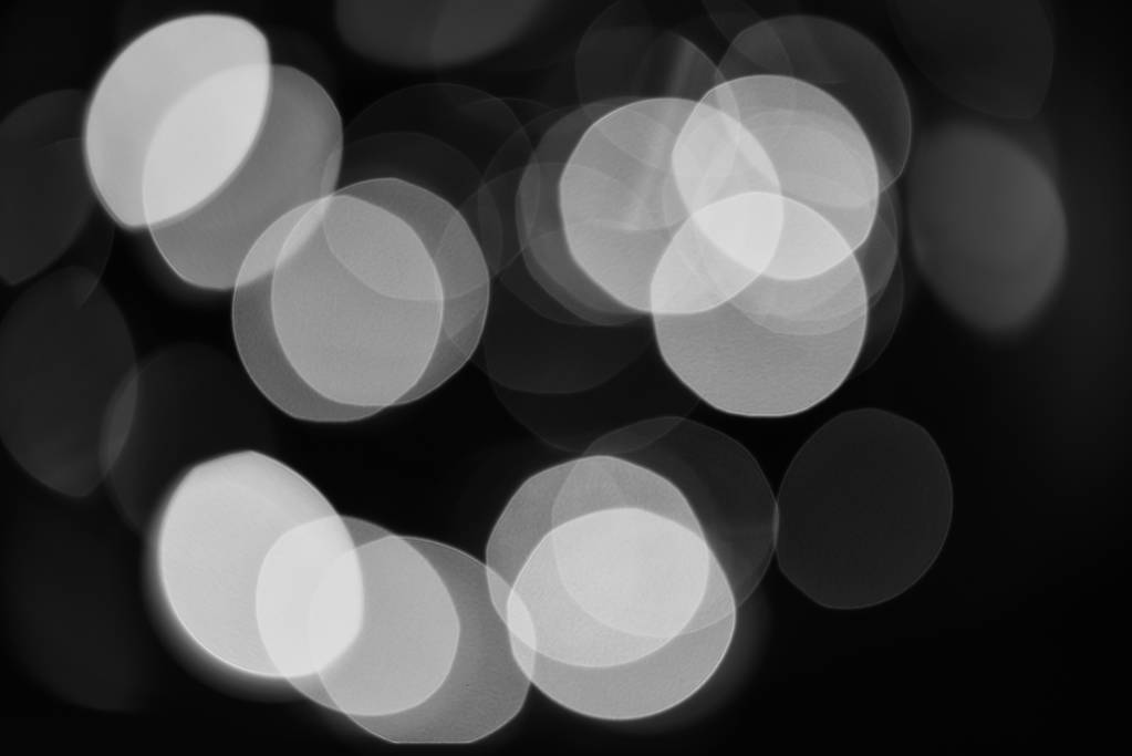 Weihnachtsdekoration. defokussiertes Licht bunter Girlanden. abstrakte bunte Bokeh Hintergrund. Festliche Kulisse mit bunten Lichtern. helle und festliche Atmosphäre des kommenden Urlaubs - Foto, Bild