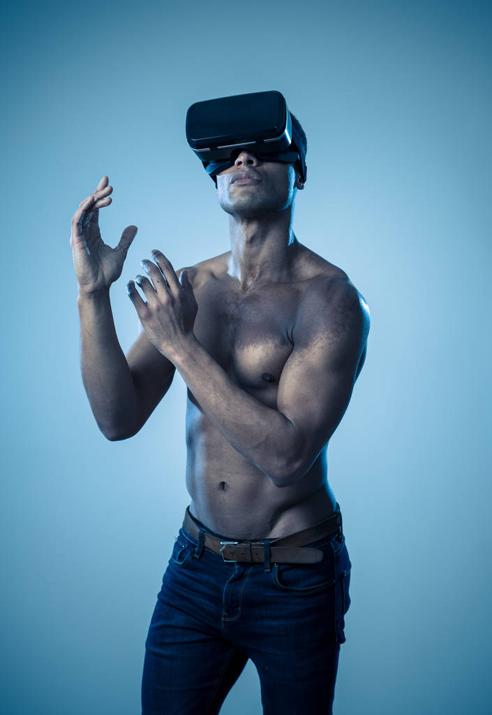 Homem americano africano atraente usando óculos VR aumentados explorando mundo 3d sentindo animado sobre simulação, novas sensações e desejos. Em realidade virtual, inovação e novo conceito de tecnologia
. - Foto, Imagem