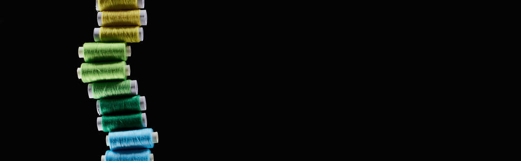 黒で隔離された明るくカラフルな糸のパノラマショット - 写真・画像