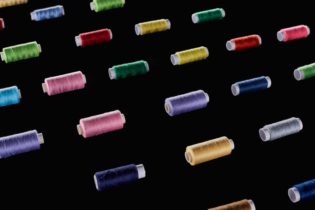 bleu, gris, vert, rose, violet, rouge, fils jaunes isolés sur noir
 - Photo, image