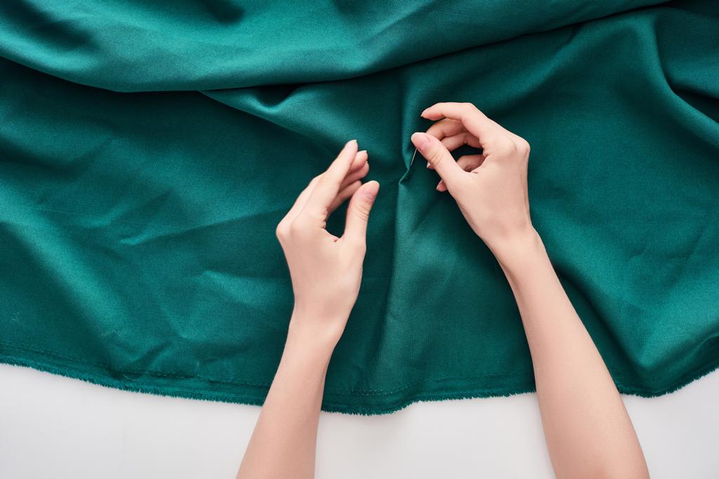 vue de dessus de couture couture couture tissu coloré avec aiguille sur fond blanc
  - Photo, image