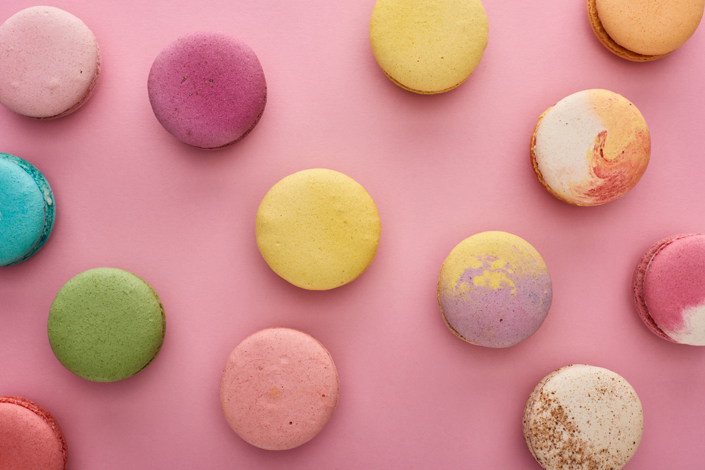sfondo modello con multicolore deliziosi amaretti francesi su rosa
 - Foto, immagini