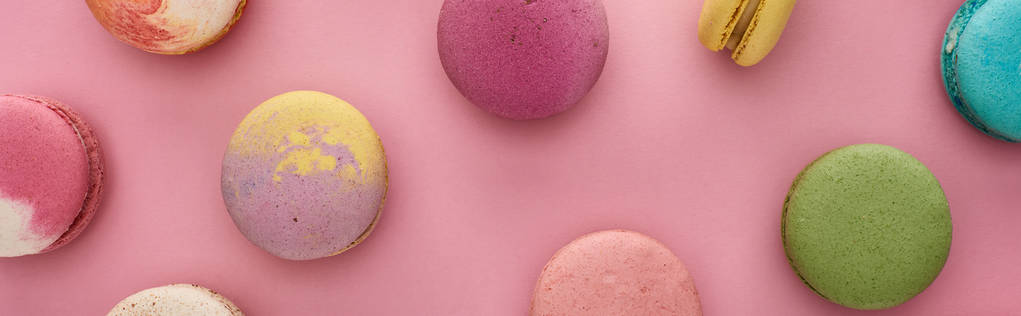patrón de macarrones franceses deliciosos multicolores sobre fondo rosa, plano panorámico
 - Foto, Imagen