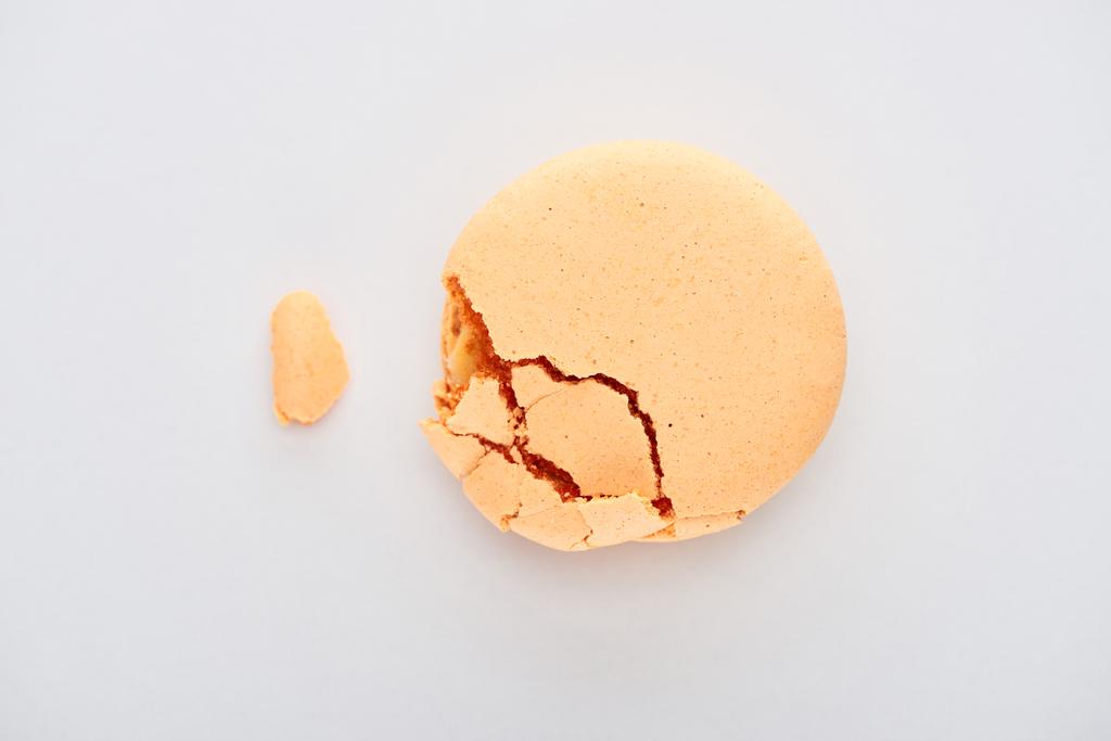 vista superior de deliciosa laranja esmagado macaroon francês isolado no branco
 - Foto, Imagem