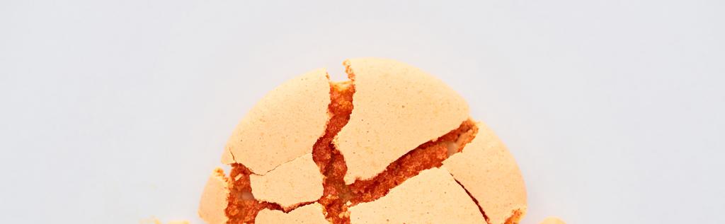 vue rapprochée d'un délicieux macaron français écrasé à l'orange isolé sur une photo panoramique blanche
 - Photo, image