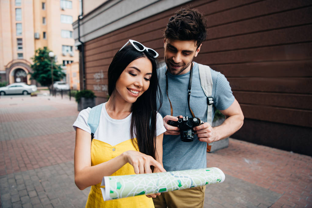  красивый мужчина с цифровой камерой и женщина, смотрящая на карту
  - Фото, изображение