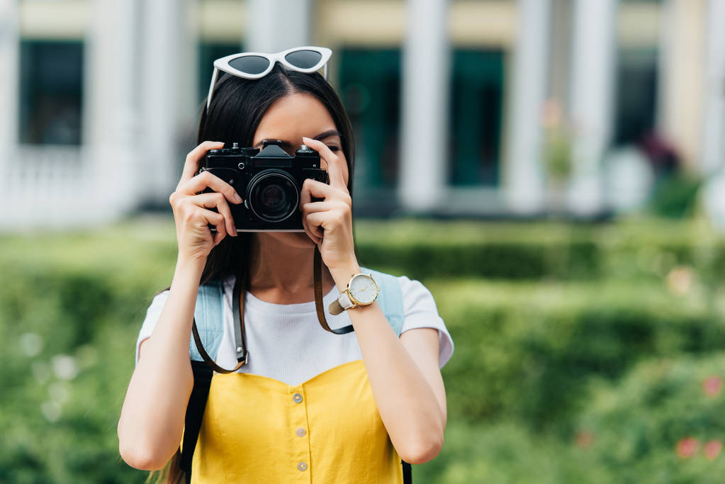 brunetka s brýlemi s fotografickou kamerou s pomocí digitálního fotoaparátu  - Fotografie, Obrázek
