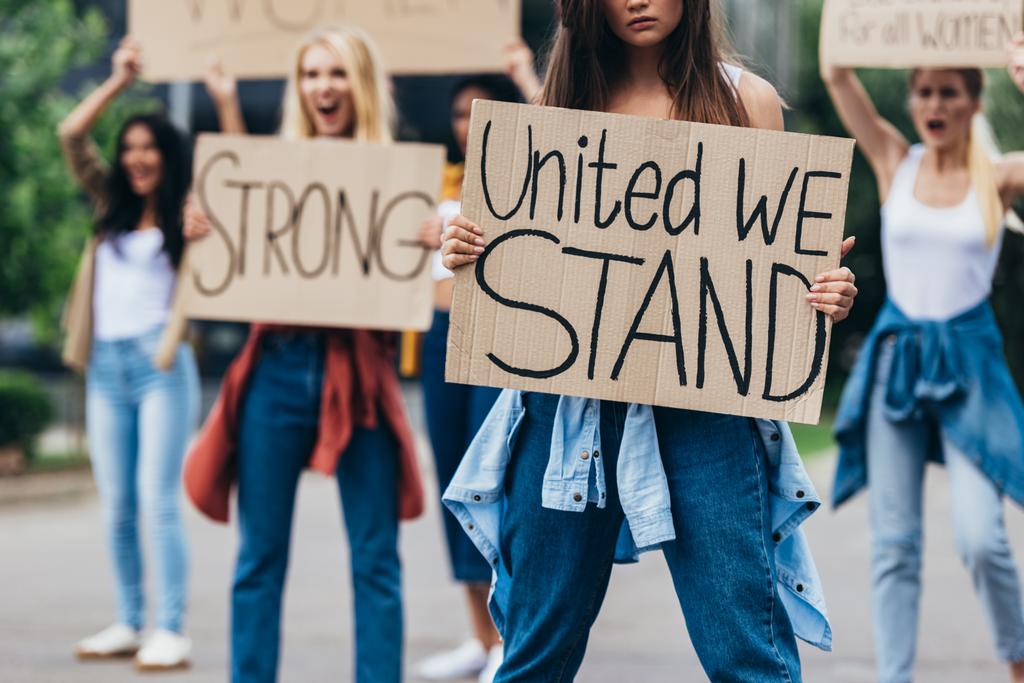 περικομμένη όψη του κοριτσιού κρατώντας πλακάτ με επιγραφή ενωμένη στεκόμαστε κοντά στις φεμινίστριες στο δρόμο - Φωτογραφία, εικόνα