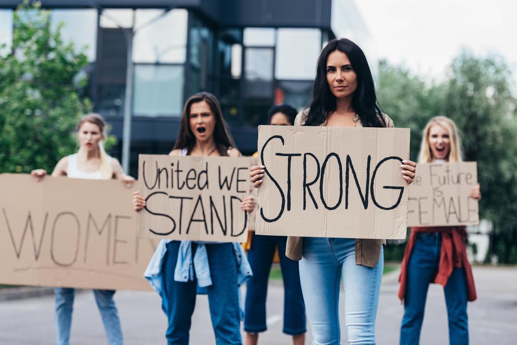 кричащие феминистки с плакатами с лозунгами на улице
 - Фото, изображение