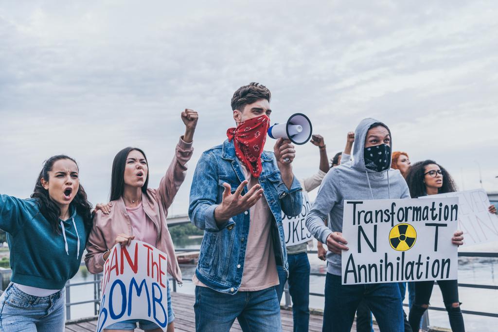 férfiak sál az arcok, amelyek a közelében gesztáló multikulturális emberek plakátok  - Fotó, kép