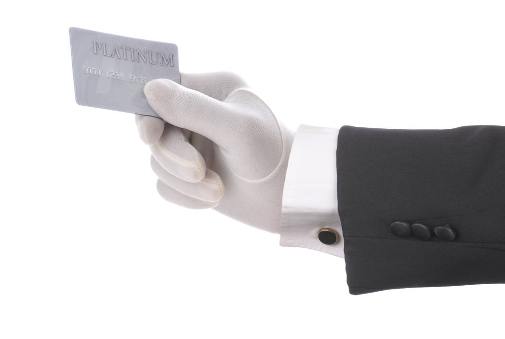 Formalna ręka w rękę posiadająca kartę kredytową na biało - Zdjęcie, obraz