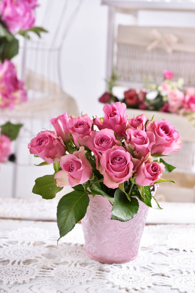 hermoso ramo de rosas rosadas en la mesa
 - Foto, Imagen