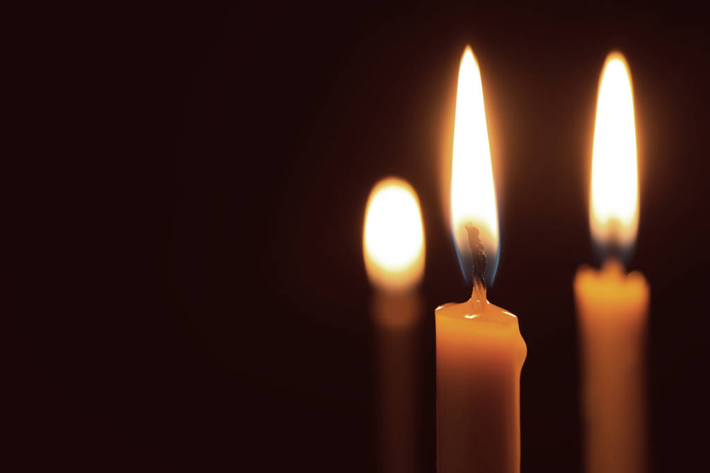 brennende Kerzen auf dunklem Hintergrund, Platz für Text. Symbol der Trauer - Foto, Bild