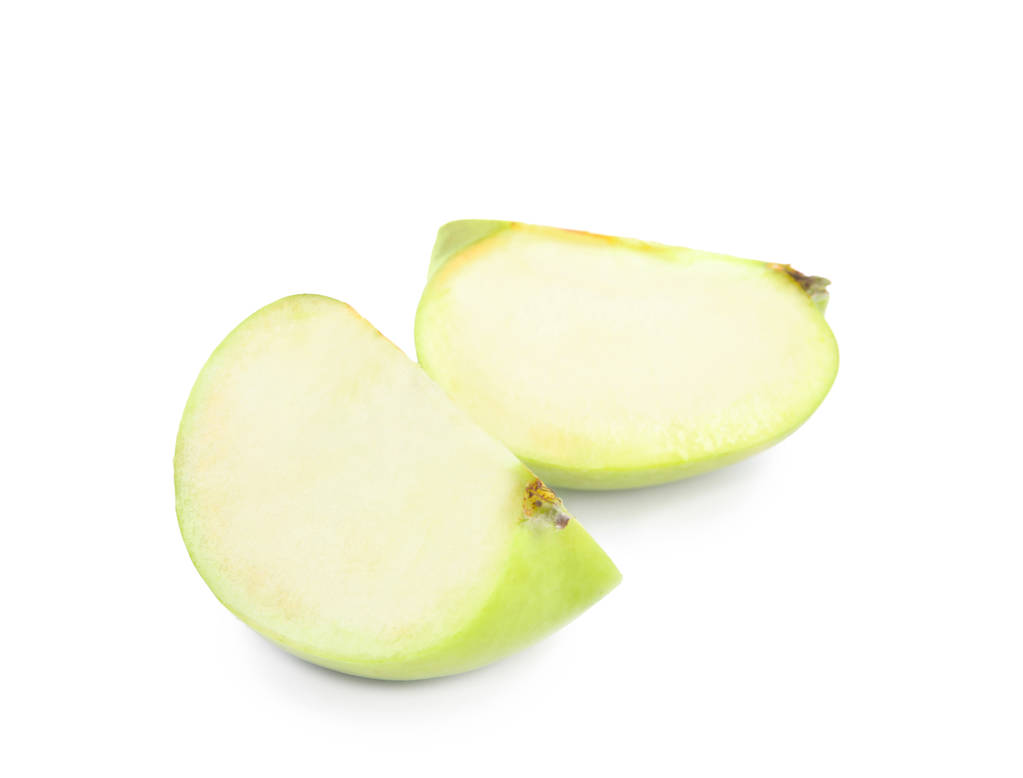 Trozos de manzana verde fresca sobre fondo blanco
 - Foto, imagen