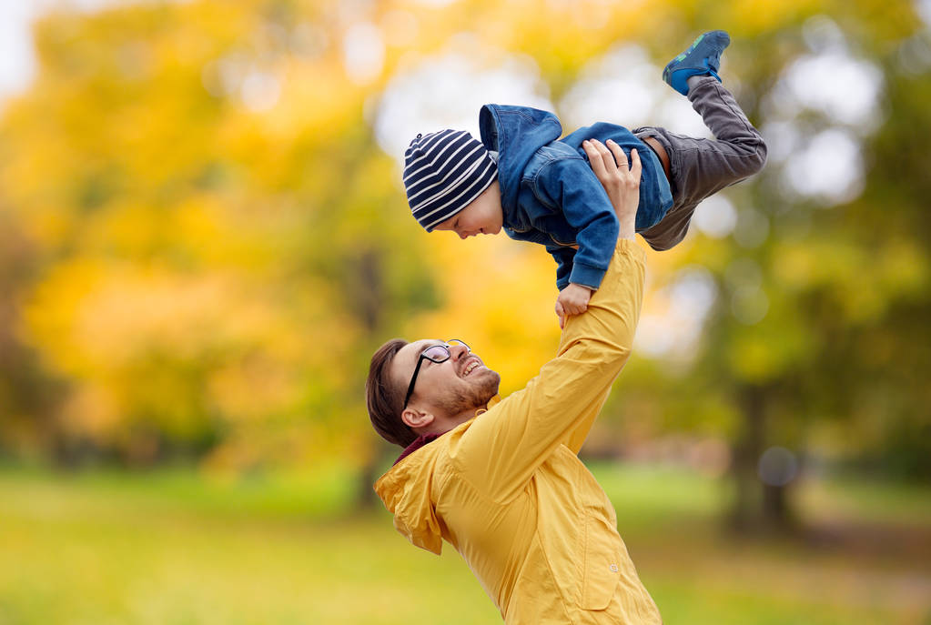 padre con hijo jugando y divirtiéndose en otoño
 - Foto, Imagen