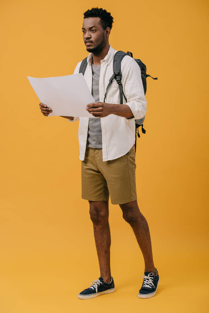 bell'uomo afro-americano con carta bianca su arancione
  - Foto, immagini