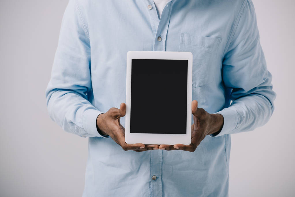 visão recortada do homem afro-americano segurando tablet digital com tela em branco isolada em cinza
  - Foto, Imagem