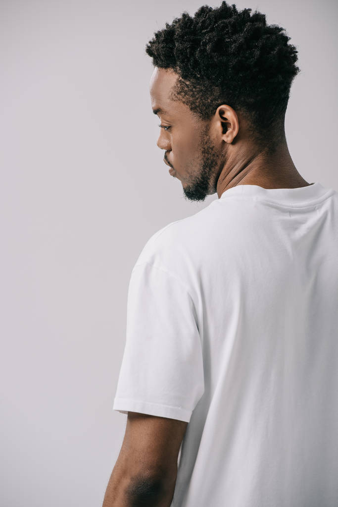 bonito afro-americano homem em branco t-shirt isolado no cinza
  - Foto, Imagem
