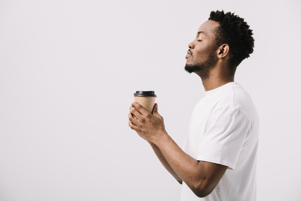 vue latérale de heureux homme afro-américain tenant tasse en papier isolé sur blanc
  - Photo, image