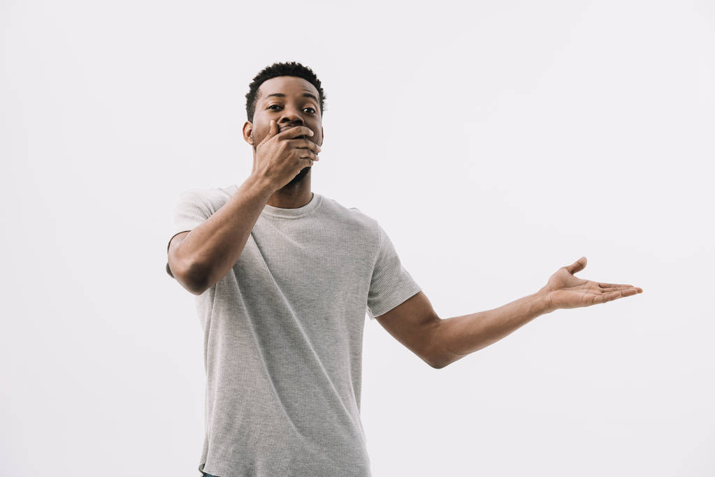 encaracolado afro-americano homem cobrindo rosto e gesto isolado em branco
  - Foto, Imagem