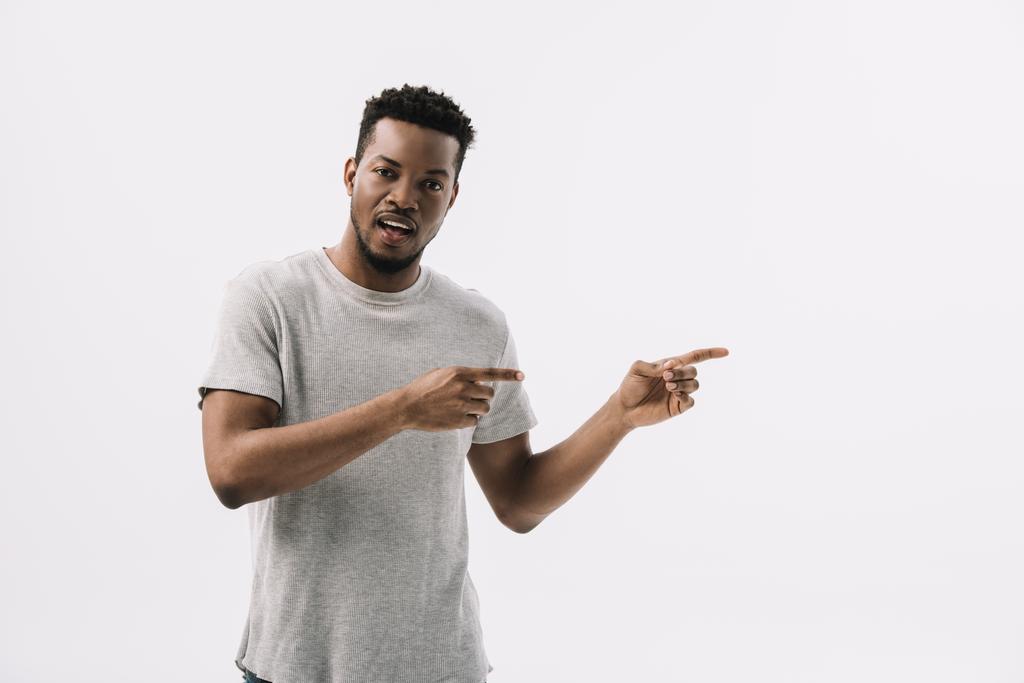 surpris homme afro-américain pointant avec les doigts tout en regardant la caméra isolée sur blanc
  - Photo, image