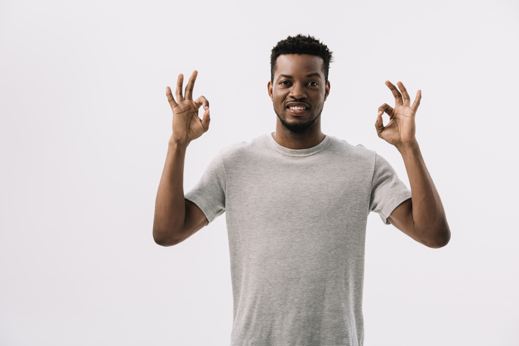 African amerykański człowiek pokazując OK znak na białym tle - Zdjęcie, obraz