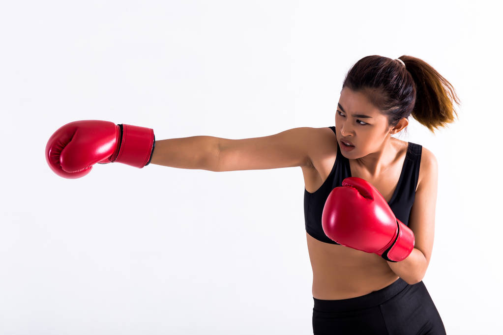 Retrato de una joven boxeadora golpeando sobre fondo blanco aislado con espacio para copiar
 - Foto, imagen