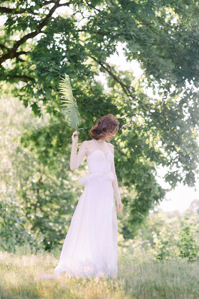 Mujer joven de moda vestida con ropa blanca elegante - Foto, imagen