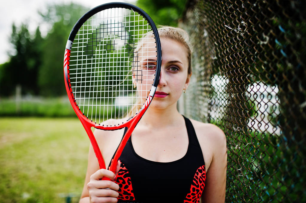 Kaunis urheilu nainen tennispelaaja maila urheiluvaatteet co
 - Valokuva, kuva