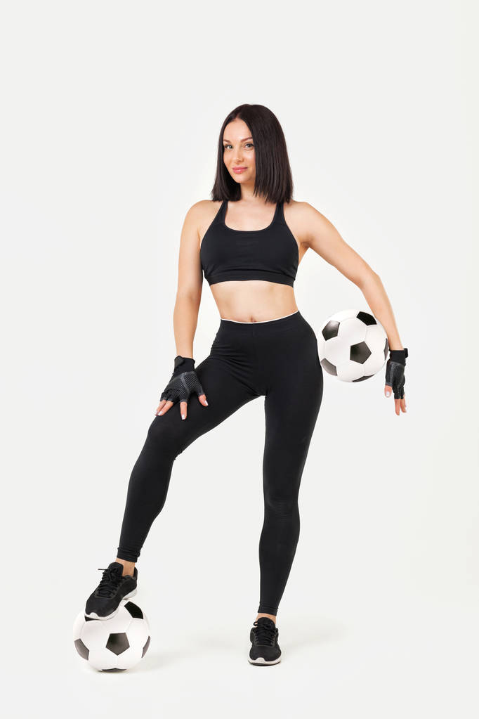 piękna atletyczna kobieta z piłką - Zdjęcie, obraz