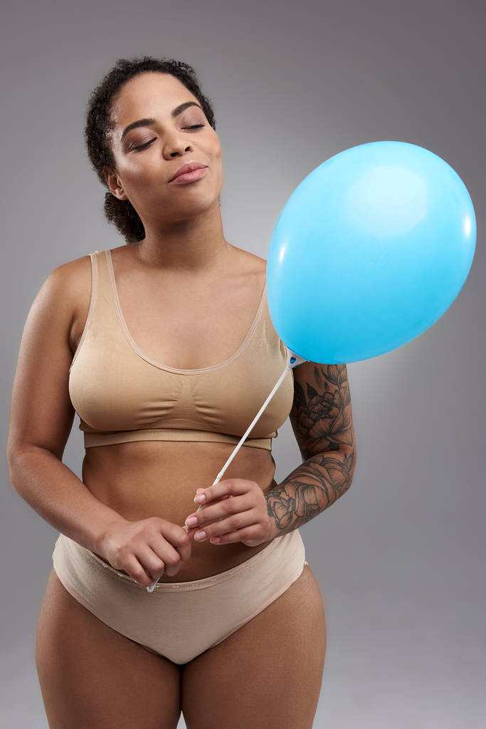 FAT arrogáns afro-amerikai nő pózol a kamera - Fotó, kép