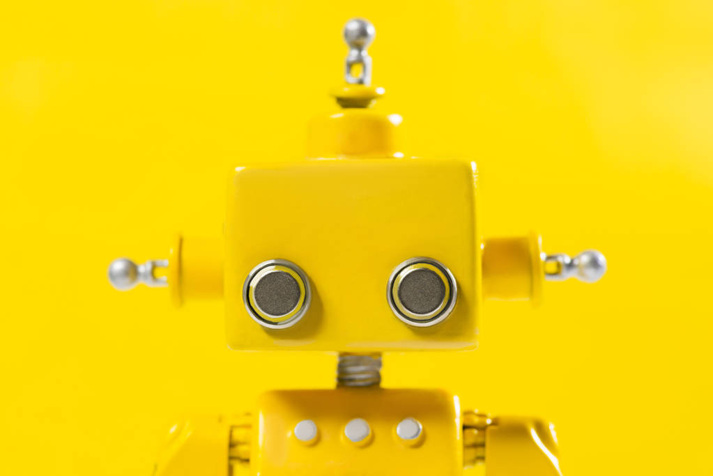 可愛い黄色の手作りロボットの肖像. - 写真・画像