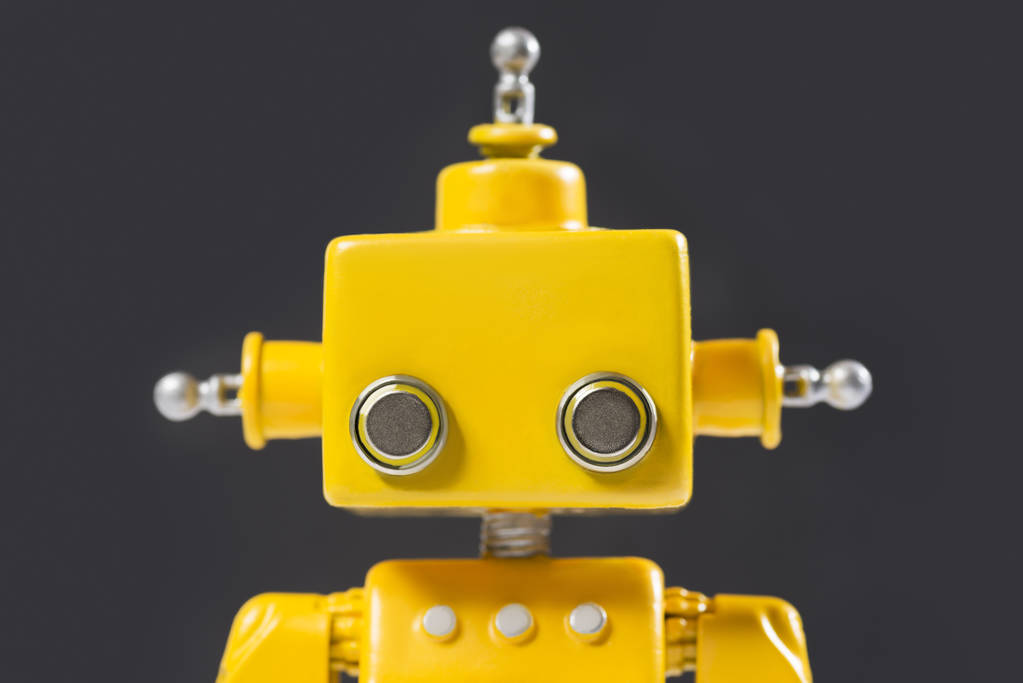 Portret uroczego, żółtego, ręcznie robionego robota. - Zdjęcie, obraz