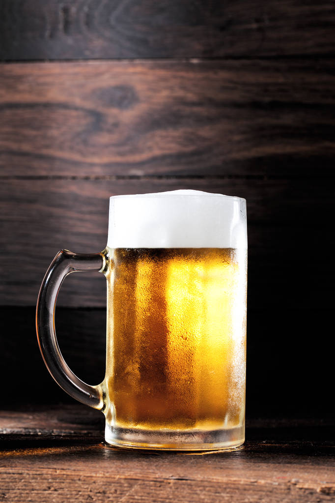 κοντινή όψη του γυαλιού μπύρας σε ξύλινο φόντο - Φωτογραφία, εικόνα