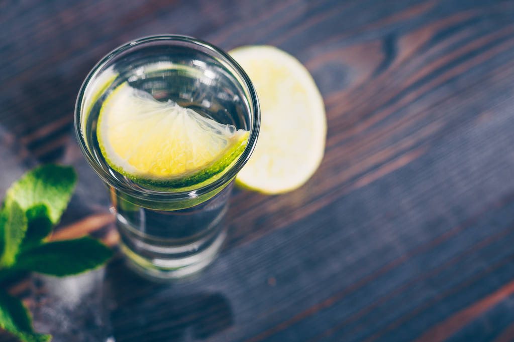 Bodegón alcohólico, vodka, ginebra, tequila en un vaso con hielo
 - Foto, imagen