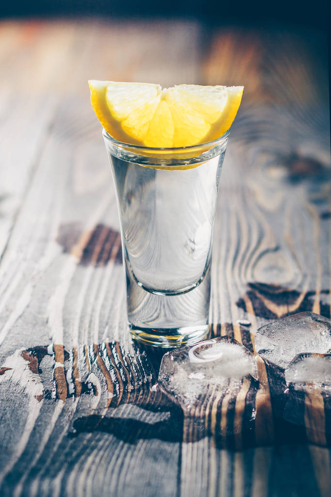Üst kısmında limon bir dilim ile votka zarif bir bardak - Fotoğraf, Görsel
