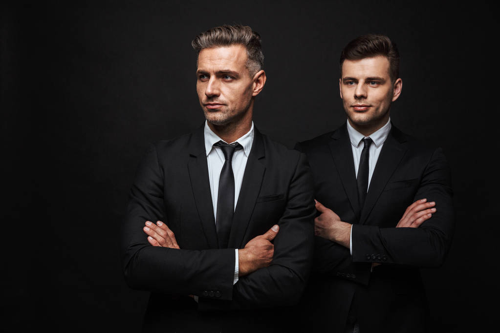Δύο όμορφοι επιχειρηματίες που φοράνε κουστούμι - Φωτογραφία, εικόνα