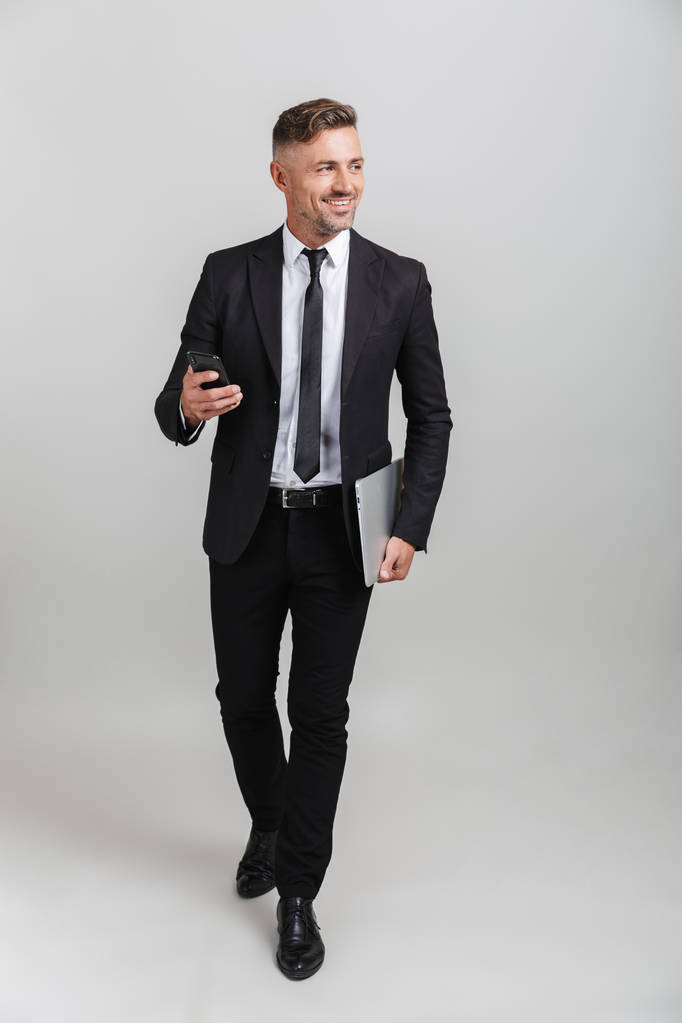 Retrato de comprimento total de homem de negócios adulto feliz no terno de escritório h
 - Foto, Imagem