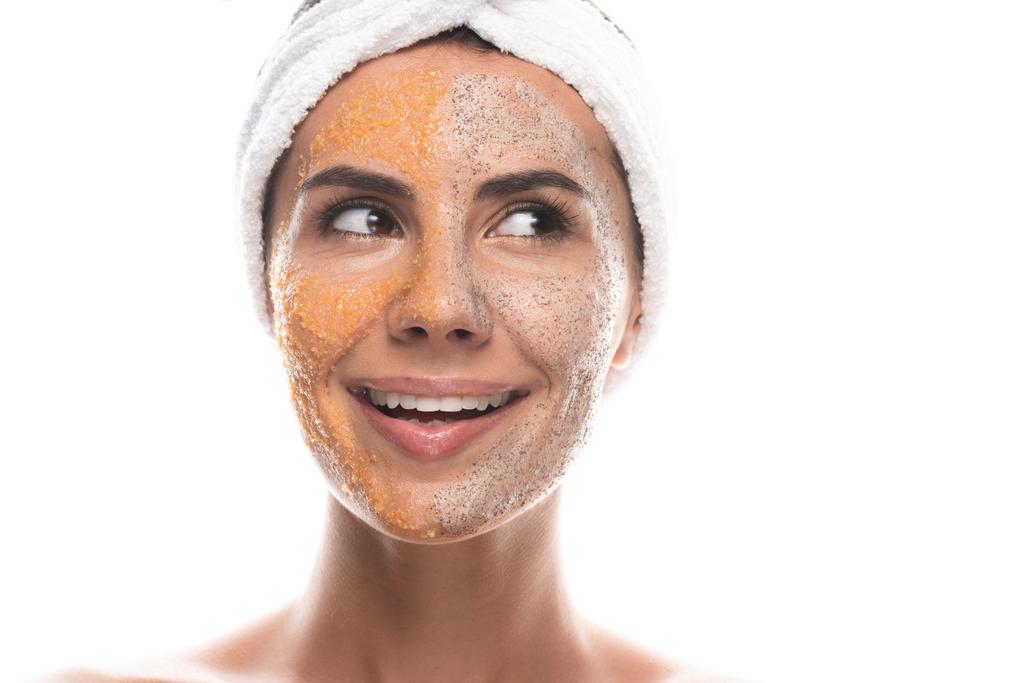 vue de face de jeune femme excitée dans la bande capillaire cosmétique avec gommage sur le visage isolé sur blanc
 - Photo, image