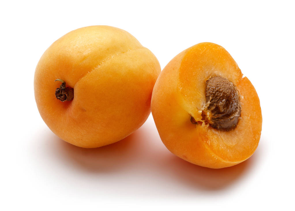 verse rijpe abrikozen geïsoleerd op wit - Foto, afbeelding
