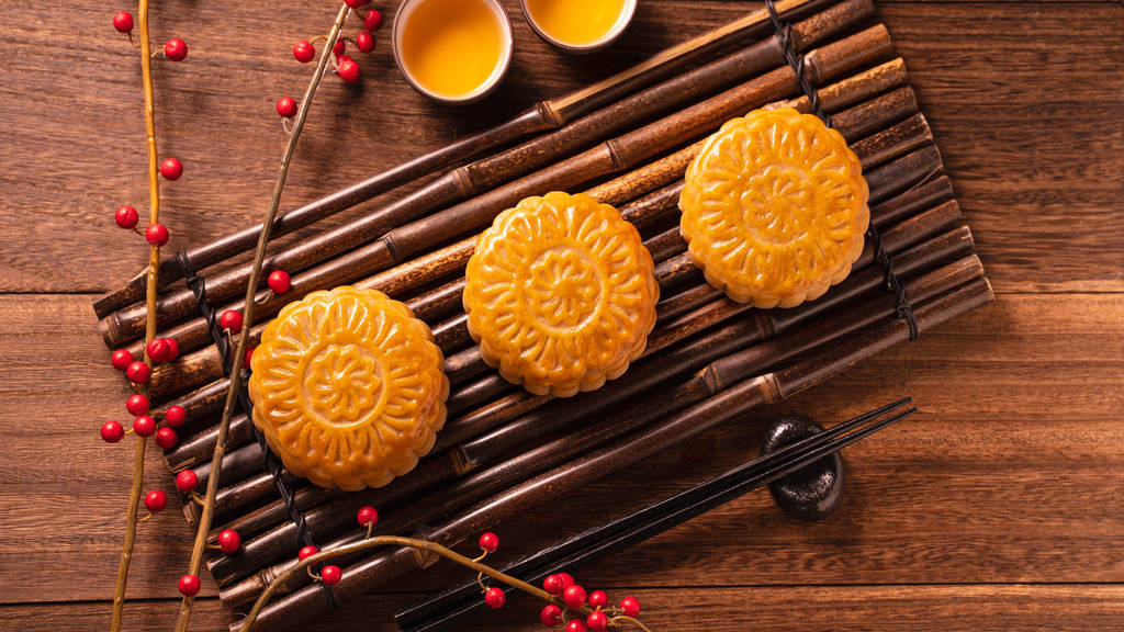 Maan cake mooncake tabel setting-Chinese traditionele gebak met thee bekers op houten achtergrond, Mid-herfst festival concept, Top View, platte lay. - Foto, afbeelding