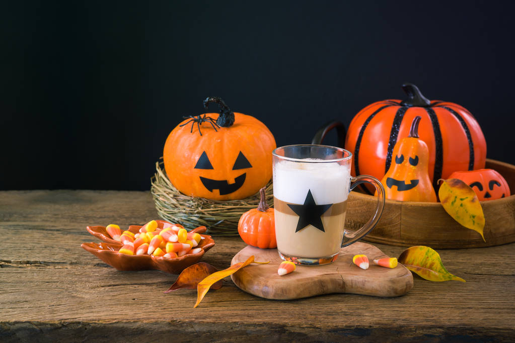 Concept de vacances Halloween avec tasse de latte macchiato, maïs aux bonbons
   - Photo, image